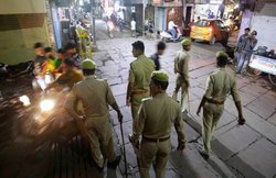 UP: प्रतापगढ़ पुलिस लाइन की मस्जिद में नमाज पढ़ने को लेकर झड़प, पुलिस से भिड़ गए AIMIM के नेता