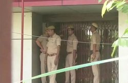 महिला पुलिसकर्मियों के बाहर निकलते ही दुकान में घुसे 10 बदमाश, ज्वेलर को पीटकर लूट ले गए करोड़ों के जेवरात