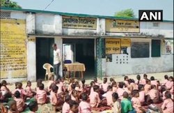 UP Mid-Day Meal: 1 लीटर दूध में एक बाल्टी पानी मिलाकर बच्चों को बांटा, वीडियो में देखें मिलावट का खेल