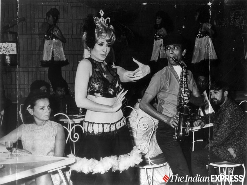 बालों को आकर्षक लुक देने के लिए हेलेन स्टायलिश विग भी लगाया करती थीं।