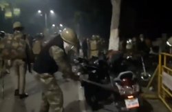 VIDEO: AMU के बाहर खड़ी गाड़ियों को तोड़ते कैमरे में कैद हुए पुलिसवाले, लोग बोले- ये ऐसे ही बनाते हैं माहौल