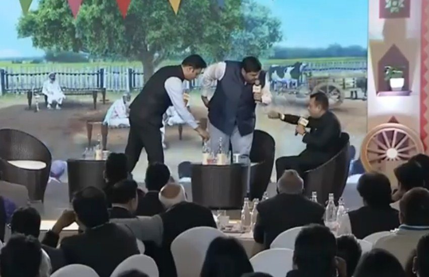 CAA पर लाइव डिबेट शो में संबित पात्रा और गौरव वल्लभ के बीच डिबेट का ये वीडियो वायरल हो रहा है।