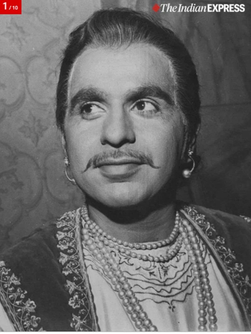 जब बात होती है सबसे बड़े बॉलीवुड सुपरस्टार की तो एक नाम सबसे पहले आता है। वह नाम है मशहूर एक्टर दिलीप कुमार का। सदी के महानायक अमिताभ से लेकर बॉलीवुड के किंग खान शाहरुख जैसे सुपरस्टार्स की नजर में तो दिलीप कुमार एक्टर नहीं बल्कि एक्टिंग की पूरी यूनिवर्सिटी हैं। 5 दशकों के अपने शानदार करियर में दिलीप कुमार ने एक से बढ़कर एक सुपरहिट फिल्में दी हैं। 11 अक्टूबर 1922 को पेशावर में जन्मे दिलीप कुमार 97 साल के हो गए हैं। जन्मदिन पर देखिए दिलीप कुमार की ऐसी तस्वीरें जो आपने शायद ही पहले कभी देखी हो। यह तस्वीर फिल्म मुगल-ए-आजम के सेट की है। (फोटो सोर्स- इंडियन एक्सप्रेस आर्काइव)
