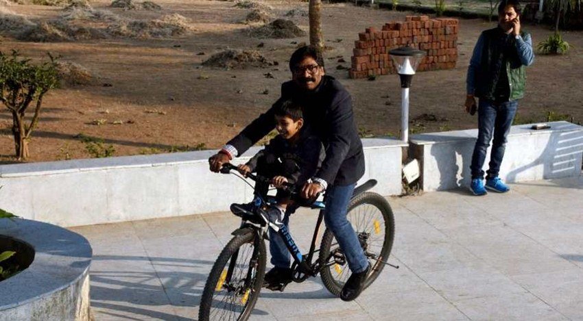 जब वोटों की गिनती हो रही थी तब हेमंत सोरेन परिवार के साथ थे और साइकलिंग कर रहे थे। हेमंत सोरेन की ये तस्वीर भी वायरल हो रही है।