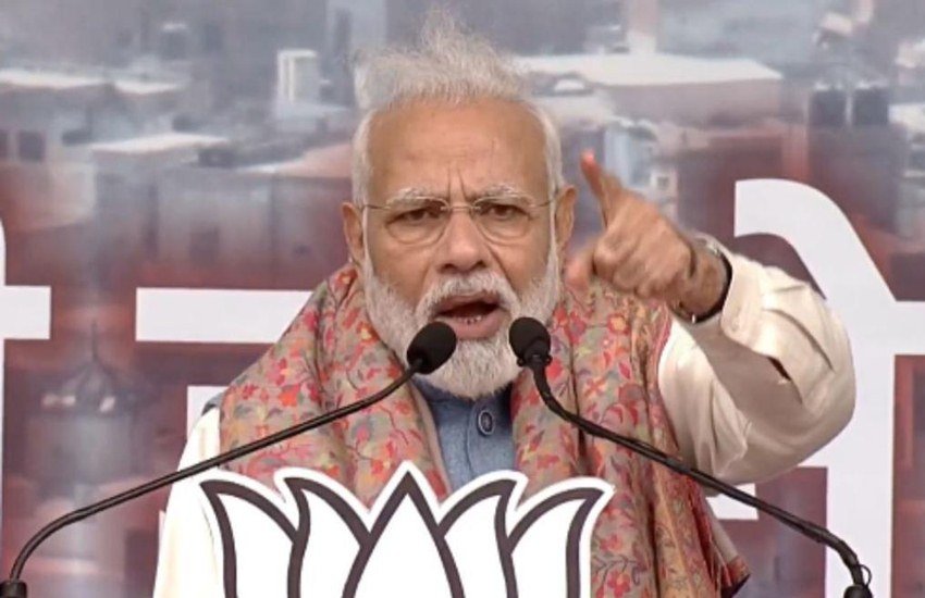 नागरिकता संशोधन कानून( Citizenship Ammendment Act) और NRC को लेकर देशभर में चल रहे विरोध प्रदर्शनों पर रविवार 22 दिसंबर को प्रधानमंत्री नरेंद्र मोदी- 'जिन्होंने देश के कई शहरों को अराजकता और डर के माहौल में धकेलने की कोशिश की है, मैं उनसे कहना चाहता हूं- अगर जलाना ही है तो मोदी का पुतला जला लो, लेकिन गरीब का नुकसान तो मत करो। पुलिसवालों पर पत्थर बरसाकर, उन्हें जख्मी करके आपको क्या मिलेगा?'। बता दें कि ये कोई पहला मौका नहीं है जब पीएम मोदी ने अपने संबोधन में खुद को सजा देने जैसी बात कही हो। कभी वह खुद को फांसी पर चढ़ा देने की बात करते दिखे तो कभी गोली मार देने जैसी बात कहते हुए भी देखे जा चुके हैं। आइए डालते हैं ऐसे ही वाकयों पर एक नजर। (All Photos: PTI)