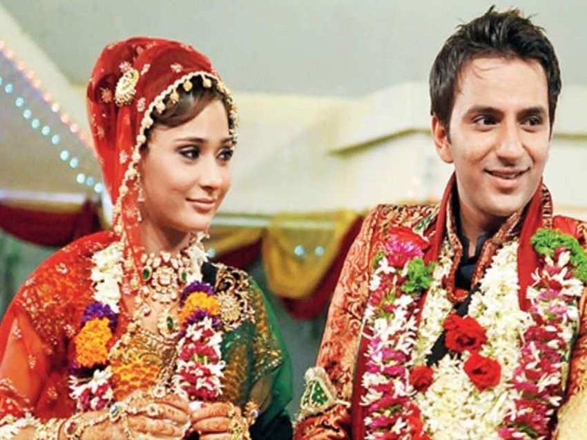 Sara Khan - Ali Merchant: टेलीविजन की मशहूर एक्ट्रेस सारा खान ने अली मर्चेंट से बिग बॉस सीजन 4 में ही शादी रचाई थी। हालांकि शो से बाहर निकलने के 2 महीनों के अंदर ही दोनों का तलाक हो गया। (Photo: Colors )