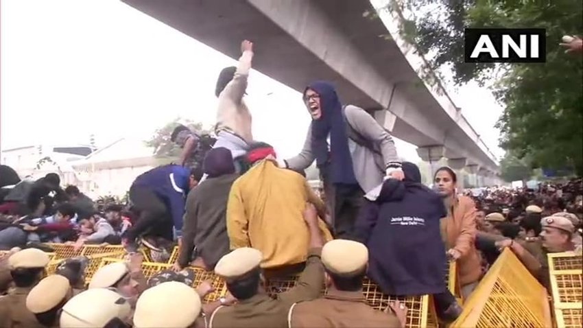 प्रदर्शन कर रहे छात्रों की दिल्ली पुलिस से झड़प भी हुई। (Photo: ANI)