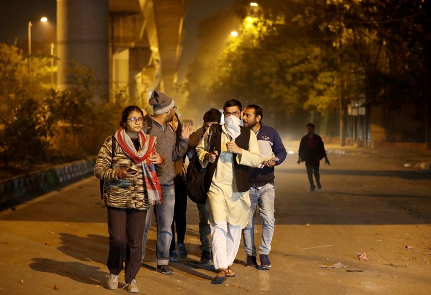 वहीं पुलिस का कहना है कि दिल्ली के न्यू फ्रेंड्स कॉलोनी में उपजी हिंसा के बाद जवाबी कार्वाई करते हुए पुलिस को यूनिवर्सिटी में दाखिल होना पड़ा। (PHOTO: PTI)