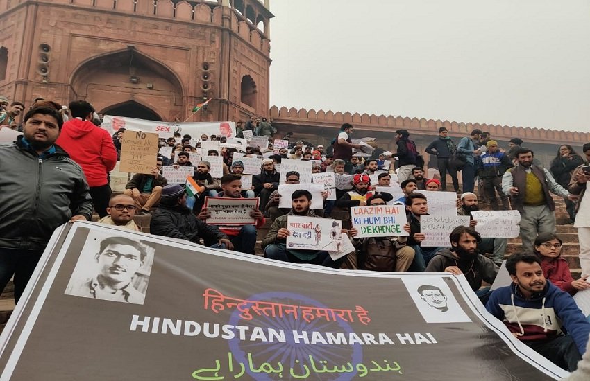 Citizenship Amendment Act: कानून के खिलाफ जामा मस्जिद के बाहर प्रदर्शन करते लोग। (pc-twitter/siddharth) Citizenship Amendment Act: कानून के खिलाफ जामा मस्जिद के बाहर प्रदर्शन करते लोग। (pc-twitter/siddharth)