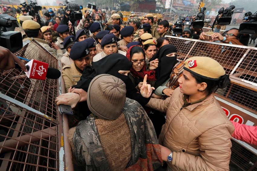 कई प्रदर्शनकारियों की पुलिस से झड़प भी हुई।(Photo:REUTERS/Adnan Abidi)