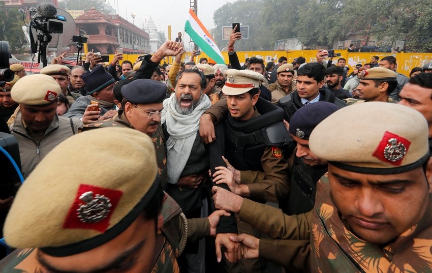 दूसरा मार्च लेफ्ट पार्टियों से जुड़े छात्र संगठनों की तरफ से मंडी हाउस से पार्लियामेंट स्ट्रीट तक निकाला गया। (Photo: REUTERS/Adnan Abidi)