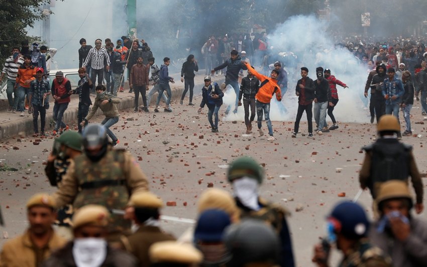दिल्ली के सीलमपुर में नागरिकता कानून का विरोध कर रहे प्रदर्शनकारियों ने पुलिस बल पर ईंट पत्थरों से हमला बोल दिया। (Photo: REUTERS/Adnan Abidi)