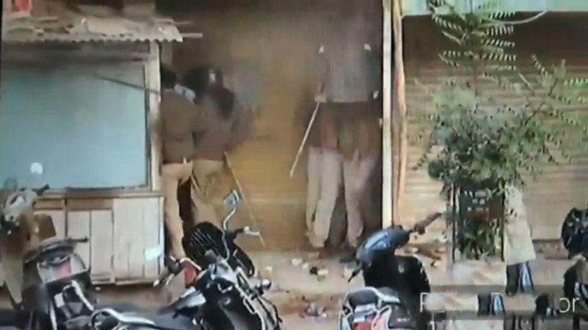 हिंसक प्रदर्शनकारियों के सामने पुलिसवाले बचने की असफल कोशिश करते नजर आए।
