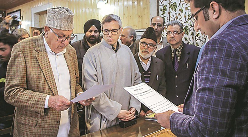 जम्मू कश्मीर में अबदुल्ला परिवार की तीन पीढ़ियों ने मुख्यमंत्री पद की कमान संभाली है। शेख अब्दुल्ला राज्य के दो बार मुख्यमंत्री रहे और फिर उनके बेटे फारूक अब्दुल्ला मुख्यमंत्री बने। फारूक अब्दुल्ला तीन बार सीएम रहे। फारूक के बाद उनके बेटे उमर अब्दुल्ला भी मुख्यमंत्री बने। (Photo: PTI)