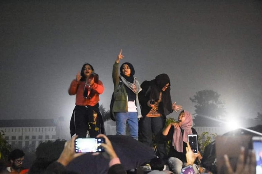 ठंड और बारिश के बावजूद लड़कियां सड़कों पर डटी रहीं और नारेबाजी करती रहीं। (Photo: Faisal Khan facebook)