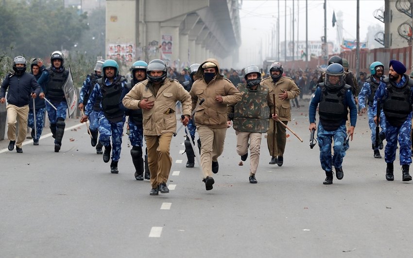 दिल्ली के सीलमपुर में प्रदर्शनकारियों ने पुलिस को दौड़ा कर उनपर हमला किया। (Photo: REUTERS/Adnan Abidi)