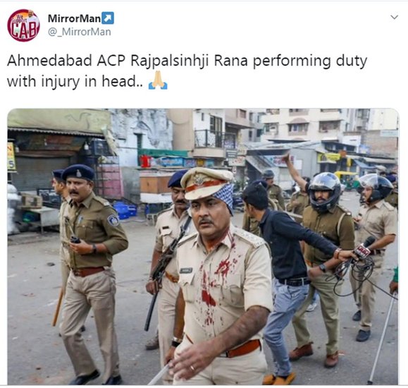 सोशल मीडिया में राजपाल सिंह की ये तस्वीर शेयर हो रही है औऱ लोग उनके जज्बे को सलाम कर रहे हैं।