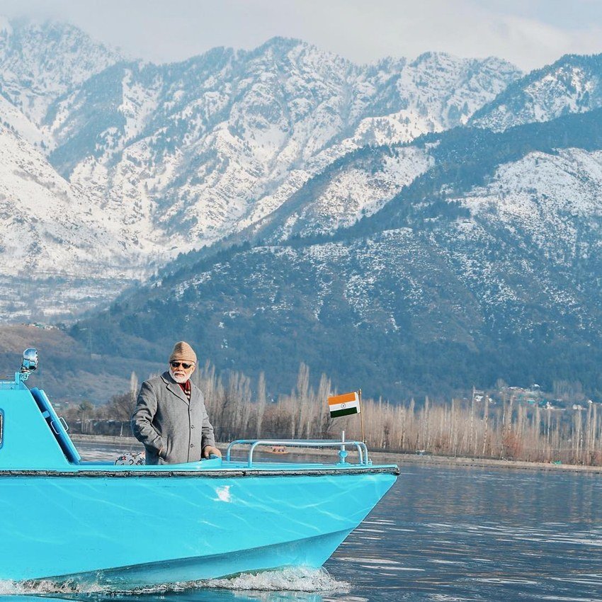 यह तस्वीर पीएम मोदी के कश्मीर दौरे की है।