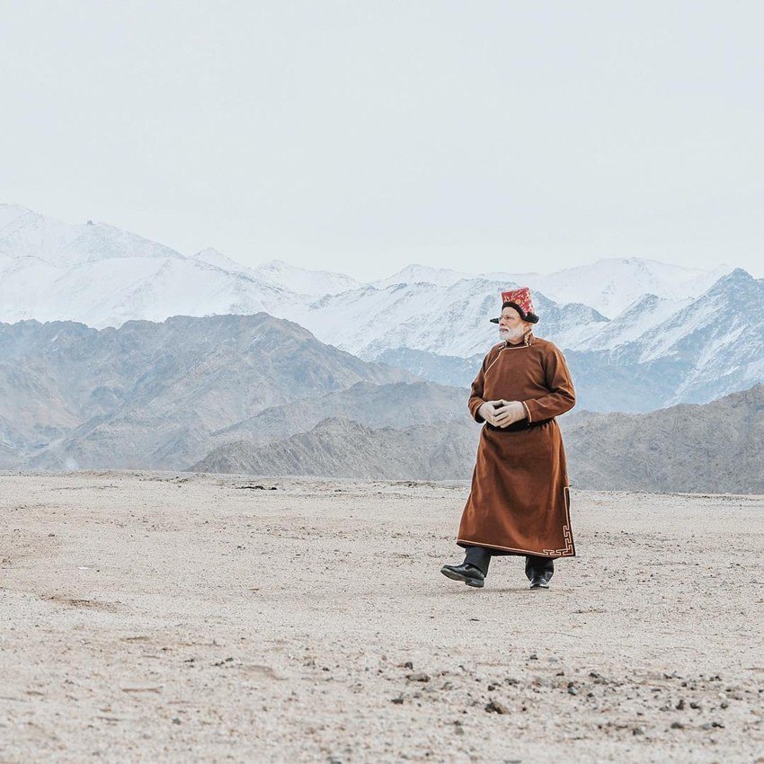 जम्मू-कश्मीर पहुंचे पीएम मोदी ने लद्दाख का भी दौरा किया जहां वह वहां के लोकल परिधान में नजर आए थे।