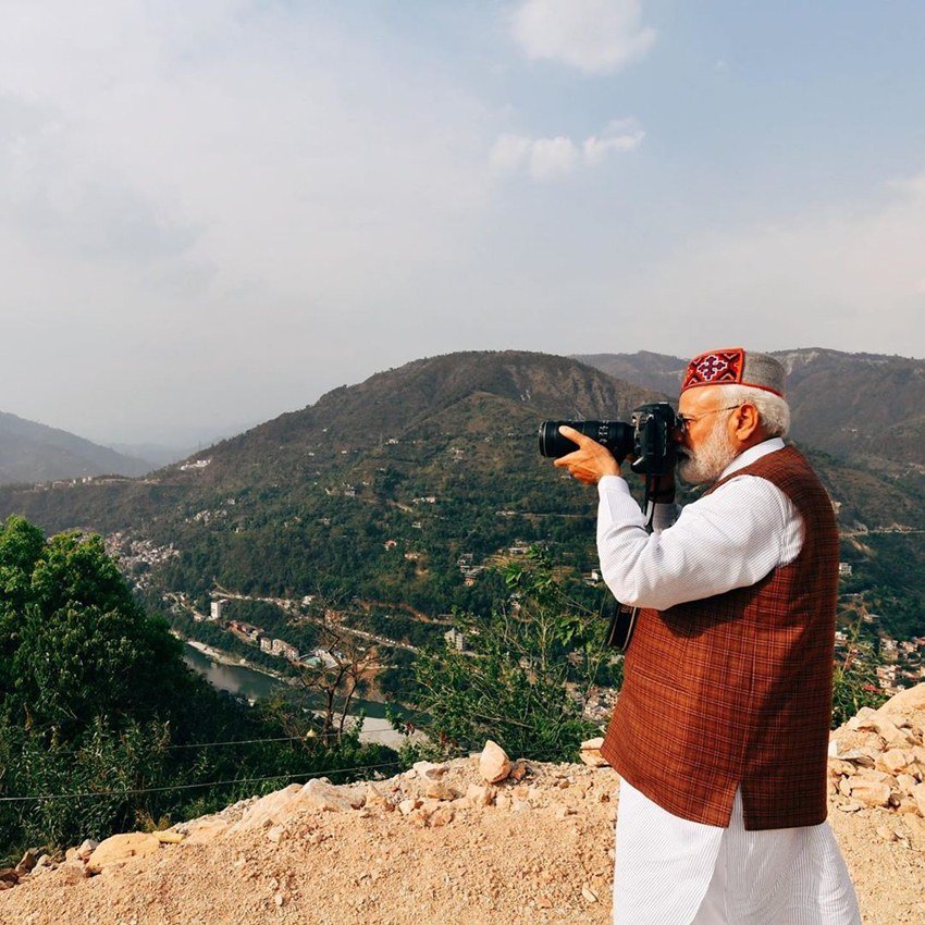 लोकसभा चुनावों के दौरान पीएम मोदी हिमाचल प्रदेश के मंडी में वहां की पारंपरिक टोपी में फोटोग्राफी करते नजर आए थे।