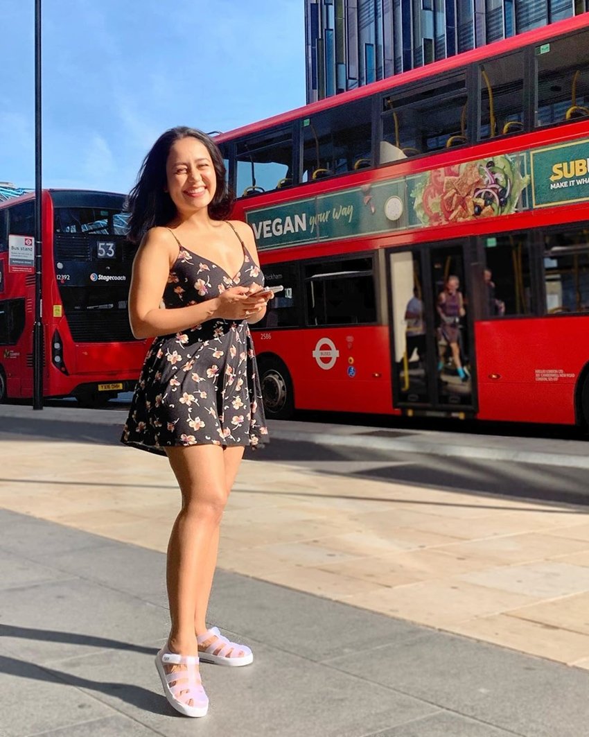 Neha kakkar आज बॉलीवुड की टॉप प्लेबैक सिंगर्स में शुमार हैं। उनकी फैन फॉलोइंग करोड़ों में हैं। नेहा कक्कड़ का जादू लोगों पर इस कदर चढ़कर बोल रहा है कि उनका गाया लगभग हर गाना सुपरहिट साबित हो रहा है। हमेशा मुस्कुराते रहने वालीं नेहा कक्कड़ हाल ही में अपनी तकलीफ बयां करते हुए इमोशनल हो गईं। (Photos: Neha Kakkar Instagram)