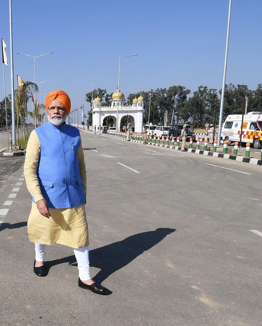 पीएम मोदी इस साल पंजाब के दौरे पर भगवा रंग की पगड़ी में नजर आए थे।