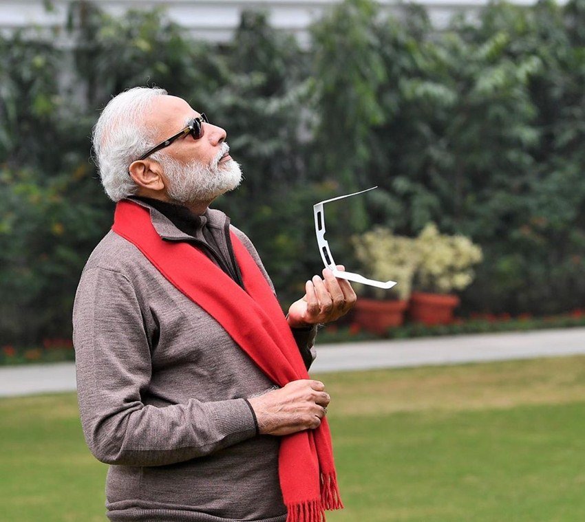 साल को अंतिम सूर्यग्रहण के दौरान पीएम लाल मफलर और जैकेट के साथ काले चश्मे में नजर आए थे।