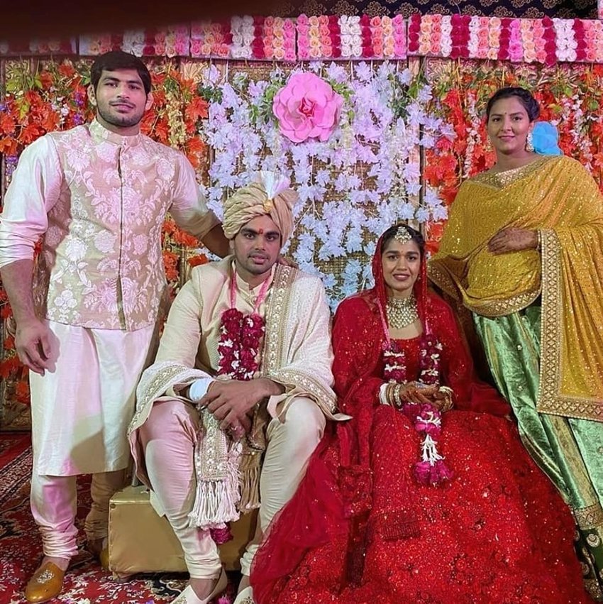 यह तस्वीर गीता फोगाट ने शेयर की। बबीता की बहन गीता फोगाट भी मशहूर रेसलर हैं।