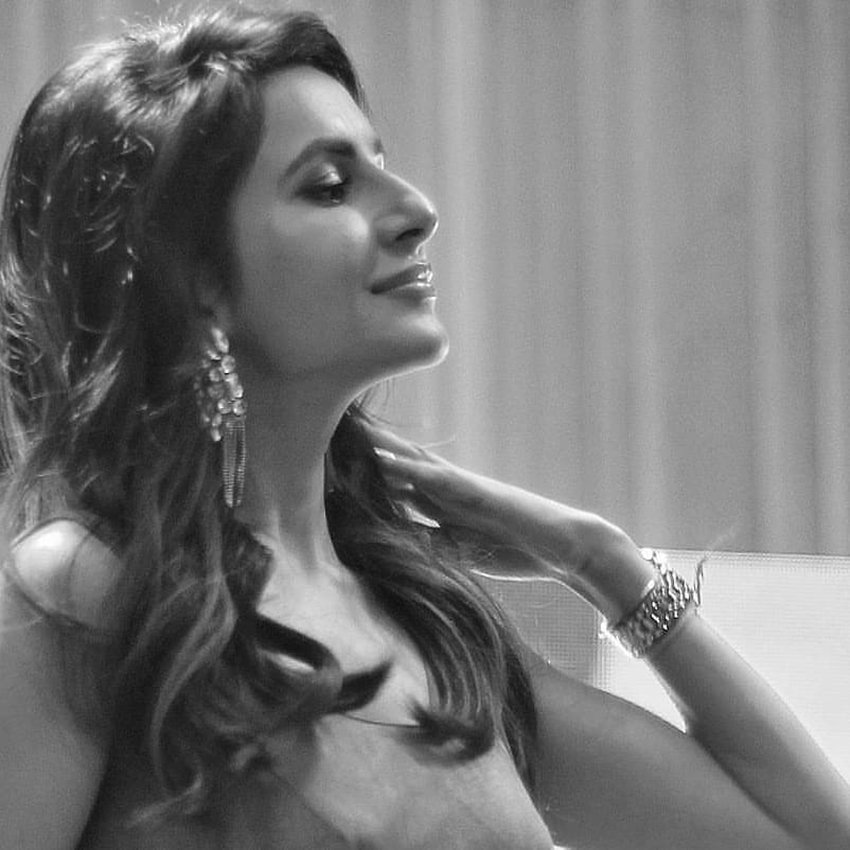 Bigg Boss 13 कंटेस्टेंट सिद्धार्थ शुक्ला की ऑनस्क्रीन बहन ने बिकिनी में दिखाए कर्व्स, फोटोज वायरल