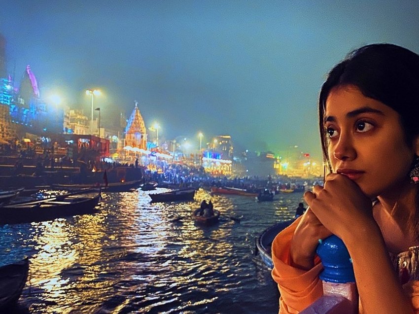 बता दें कि जाह्नवी ने साल 2018 में धड़क फिल्म से बॉलीवुड डेब्यू किया था।