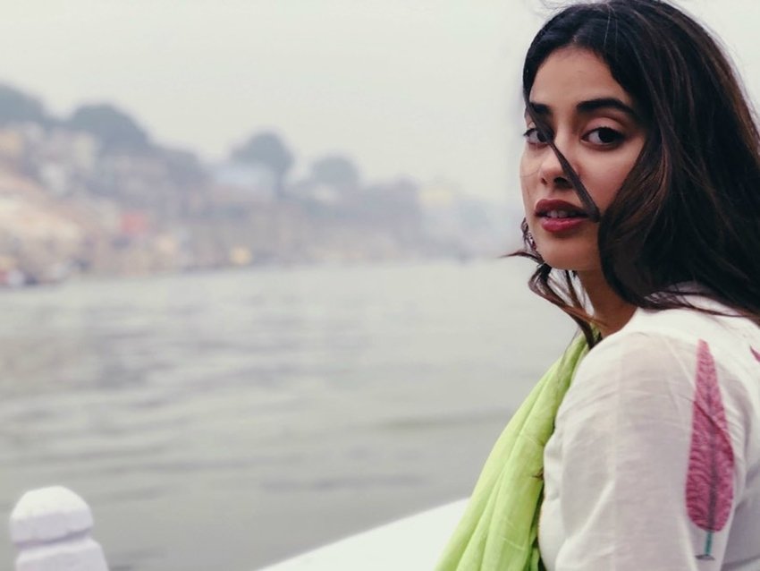 बॉलीवुड एक्ट्रेस जाह्नवी कपूर हाल ही में वाराणसी पहुंची थीं। वहां वह अपने दोस्तों के साथ छुट्टियां एंजॉय करने गईं। जाह्नवी बनारस में वहीं के रंग में दिखीं। अकसर वेस्टर्न ड्रेस में नजर आने वालीं जाह्नवी अपने वाराणसी ट्रिप पर ट्रेडिशनल लुक में नजर आईं। अपने वाराणसी टूर की तस्वीरें जाह्नवी ने फैंस के साथ इंस्टाग्राम पर शेयर की हैं। ये तस्वीरें वायरल हो रही हैं। (All Photos: Janhvi kapoor Instagram)