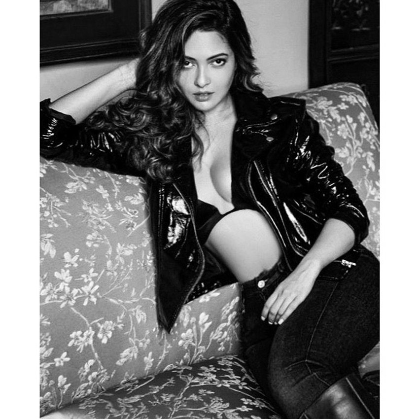 रिया सेन इन तस्वीरों में ब्लैक बोल्ड आउटफिट में नजर आ रही हैं।