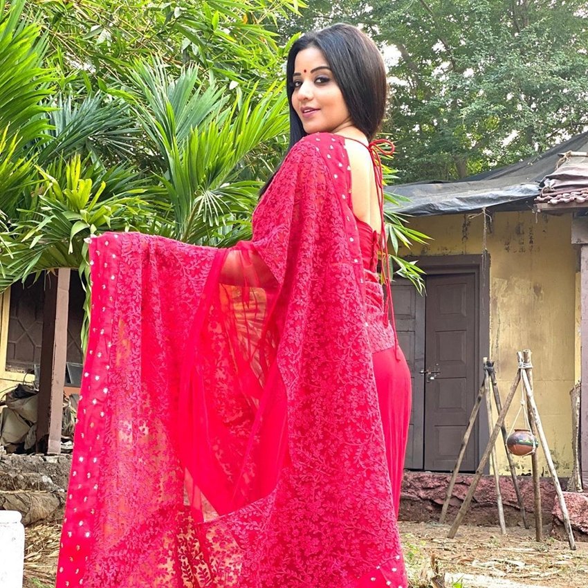 मोनालिसा ने लाल साड़ी के मैचिंग की बिदी लगाई हुई है जो उन्के लुक को कम्पलीट कर रहा है।