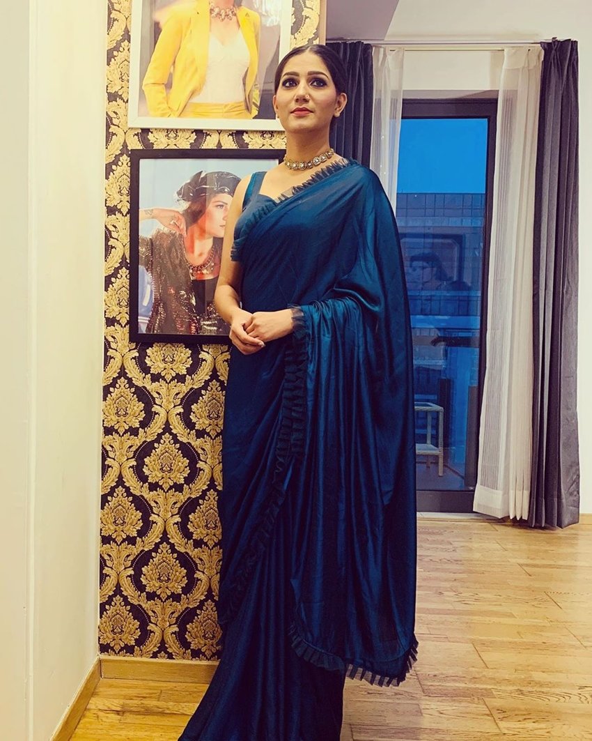 ब्लू साड़ी के साथ सपना ने अपने बालों को बांधा हुआ है। वहीं ज्वैलरी के नाम पर सिर्फ एक नेकलेस पहना है।