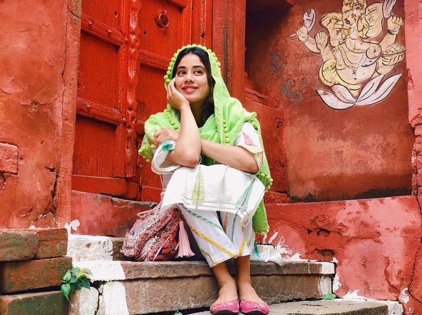 जाह्नवी कपूर सफेद सलवार-सूट और हरे दुपट्टे में काफी खूबसूरत लग रही हैं।