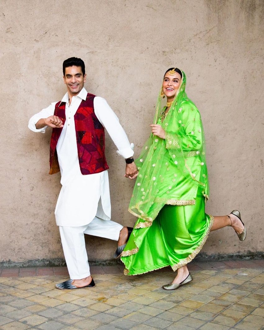 नेहा धूपिया और उनके पति फिल्म दिलवाले दुल्हनिया ले जाएंगे के राज औऱ सिमरन के गेटअप में दिखे।(Photo: Neha Dhupia/Instagram)