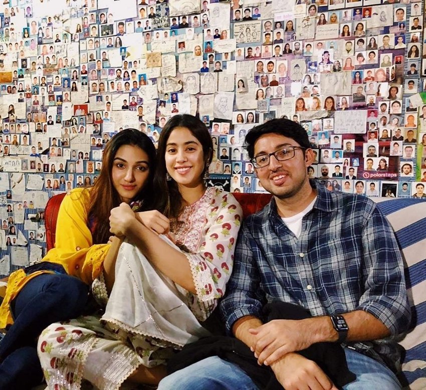 जाह्नवी के ये दोनों दोस्त शरन शर्मा और तनीषा संतोषी भी फिल्म इंडस्ट्री से ही जुड़े हुए हैं।
