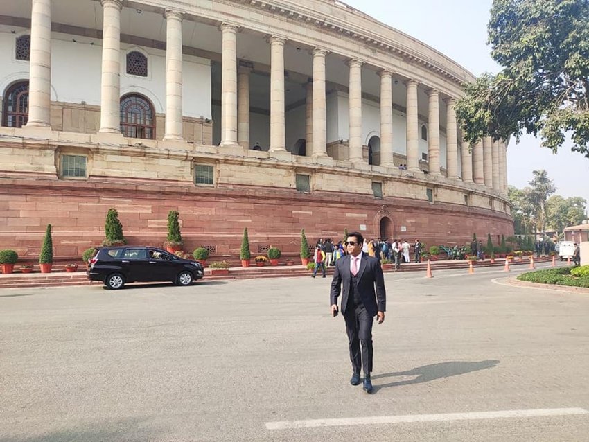 भोजपुरी फिल्मों से बॉलीवुड-टॉलीवुड और फिर संसद तक का सफर तय करने वाले रवि किशन किसी परिचय के मोहताज नहीं हैं। रवि किशन की लंबी चौड़ी फैन फॉलोइंग है। उन्हें भोजपुरी सिनेमा का शाहरुख खान भी कहा जाता है। फिलहाल रवि किशन अब एक्टर से राजनेता बन गए हैं। यूपी के गोरखपुर से सांसद रवि किशन अपने लुक्स के चलते भी चर्चा में रहते हैं। हाल ही में उन्होंने संसद भवन परिसर के अंदर की अपनी कुछ तस्वीरें पोस्ट कीं। इन तस्वीरों में रवि किशन अपने फैंस और फॉलोअर्स को बेहद स्टायलिश और डैशिंग लग रहे हैं। (All Photos: Ravi Kishan Facebook)
