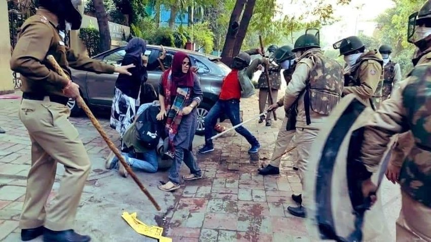 ये तस्वीर सोशल मीडिया में खूब वायरल हो रही है। फोटो शेयर करते हुए पुलिस पर सवाल उठाए जा रहे हैं कि लड़कियों पर पुलिस इस तरह से बर्बरता कैसे कर सकती है।