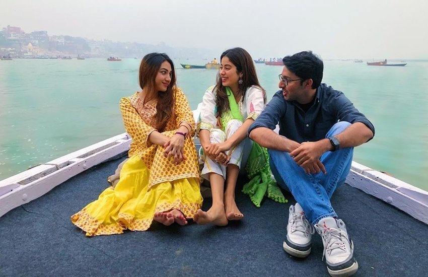 जाह्नवी कपूर के साथ उनके दो दोस्त भी वाराणसी टूर पर थे।