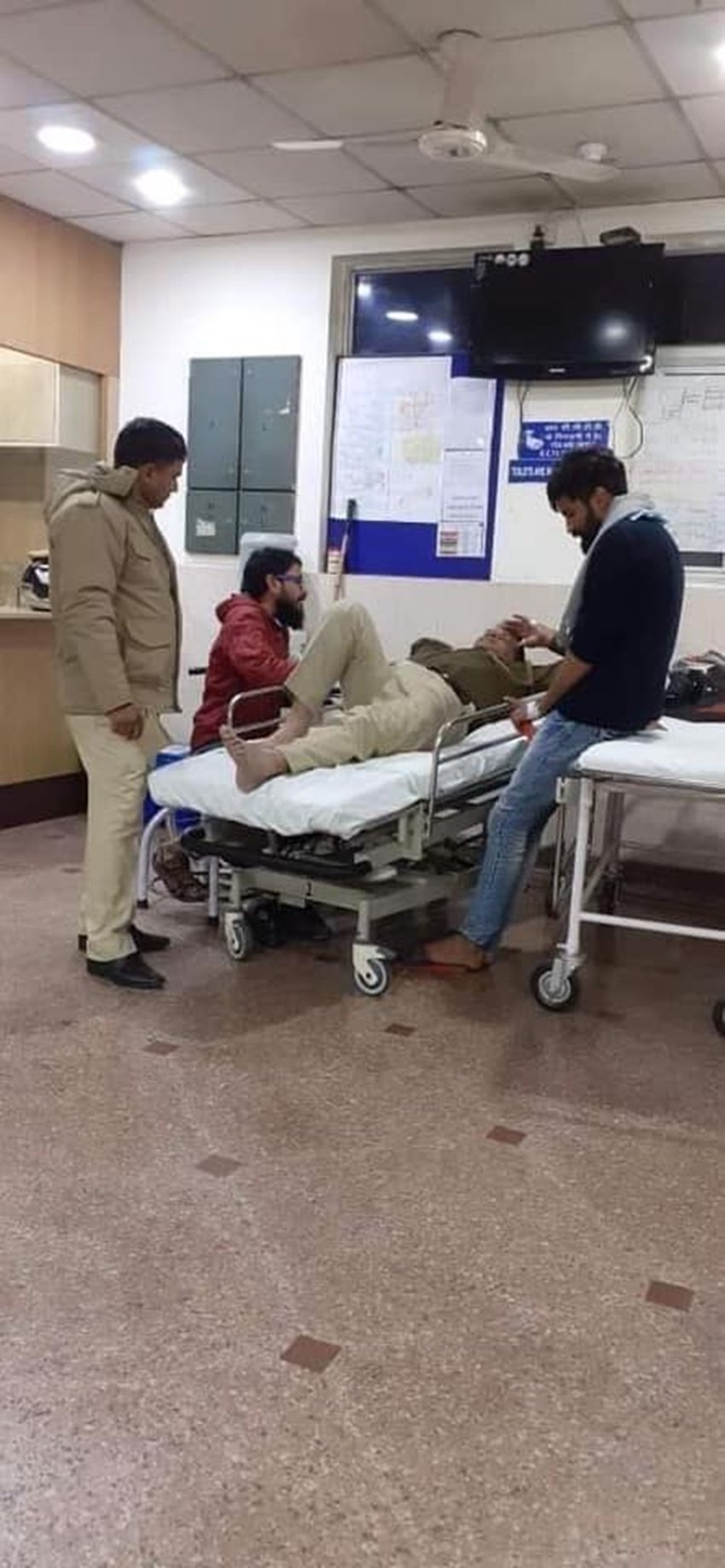 प्रदर्शनकारियों के हमले से घायल दिल्ली पुलिस का एक जवान अस्पताल में। ये तस्वीर भी सोशल मीडिया में खूब शेयर की जा रही है।