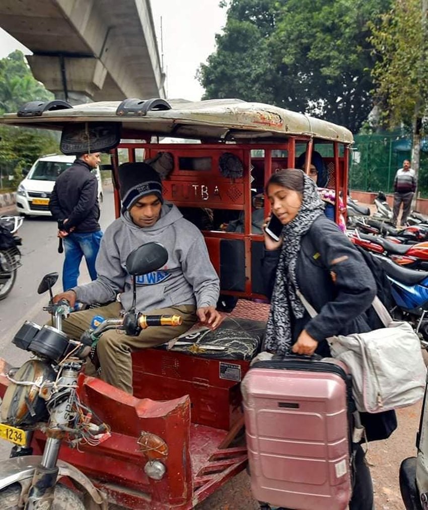 अपने सामान के साथ हॉस्टल छोड़कर जाती जामिया विश्वविद्यालय की छात्रा।