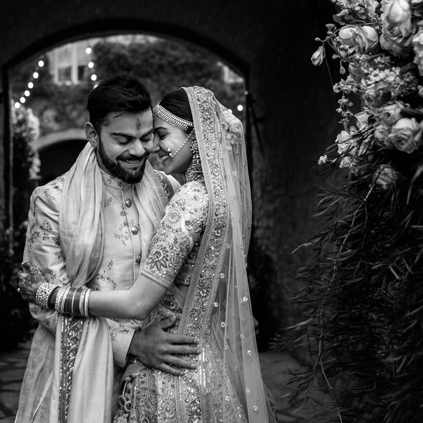 अनुष्का शर्मा ने अपनी शादी के अल्बम से ये ब्लैक एंड व्हाइट रोमांटिक फोटो शेयर किया और विराट के लिए मशहूर कवि विक्टर ह्यूगो को कोट करते हुए लिखा- किसी दूसरे इंसान को प्यार करना मतलब उसमें भगवान का चेहरा देखना, प्यार के बारे में एक खास बात है कि यह एहसास से भी बढ़कर है। यह एक मार्गदर्शक, प्रोपेलर, सच्चाई की ओर ले जाता रास्ता है। मैं खुशकिस्मत हूं कि मुझे यह मिल गया है।