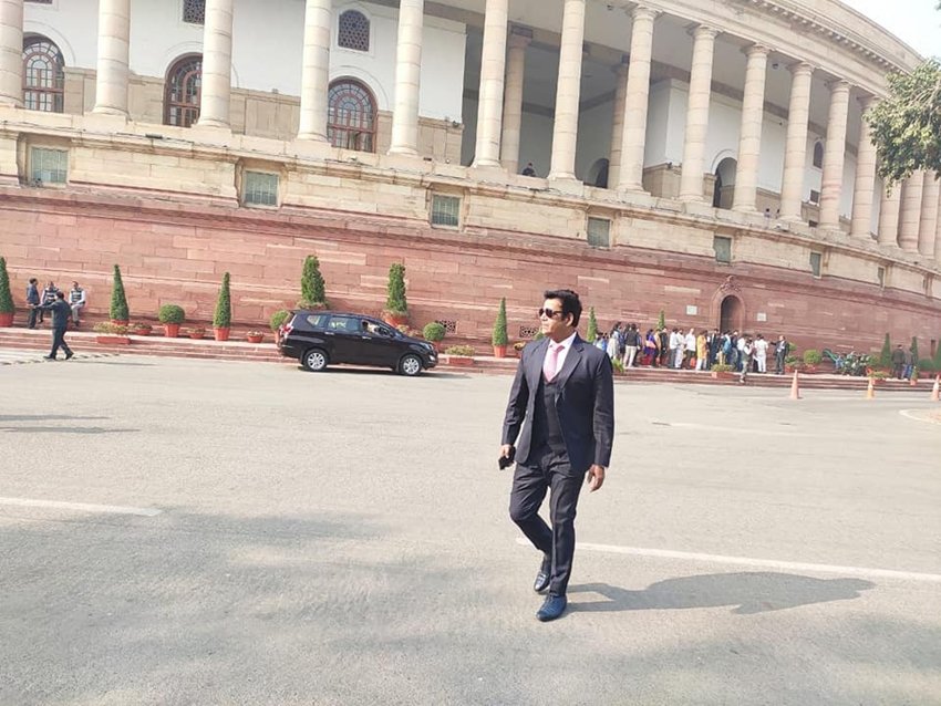 जहां ज्यादातर सांसद सफेद पोशाक या फिर पारंपरिक परिधानों को पसंद करते हैं वहीं रवि किशन का ये अंदाज उनके फैंस को काफी पसंद आ रहा है।