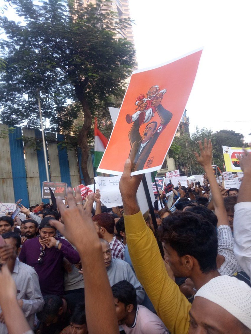 इतनी भीड़ के बाद भी शांतिपूर्ण प्रदर्शन को देखते हुए इस प्रोटेस्ट की सोशल मीडिया में भी तारीफ हो रही है।