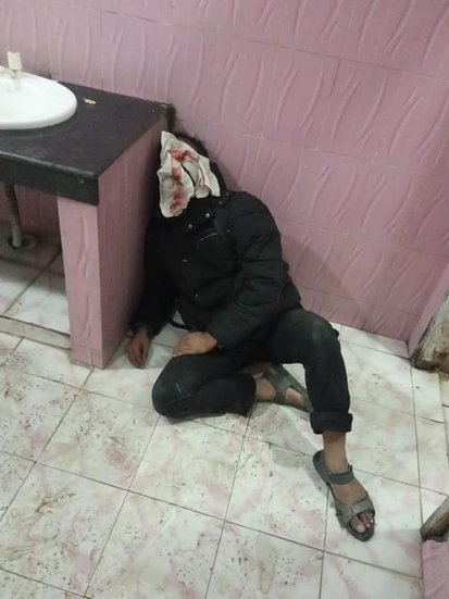 इस तस्वीर में खून से लथपथ शख्स बेसुध पड़ा दिख रहा है।