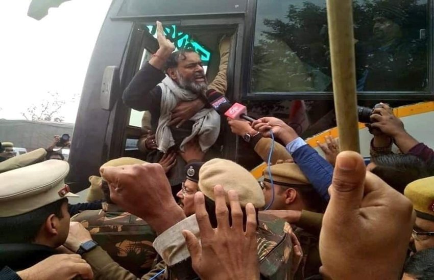 पुलिस ने प्रदर्शन कर रहे योगेंद्र यादव को भी हिरासत में लिया है।