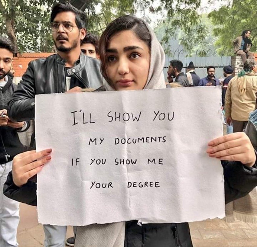 एक अन्य प्रदर्शनकारी पीएम मोदी की डिग्रियों को चुनौती देते हुए।