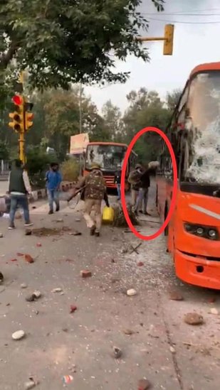 इस तस्वीर को शेयर करते हुए लोग लिख रहे हैं कि पुलिस वाले खुद बस में आग लगा रहे। हालांकि इस तस्वीर पर दिल्ली पुलिस की ओर से सफाई में कहा गया है कि वो आग बुझा रही थी..लगा नहीं रही थी।