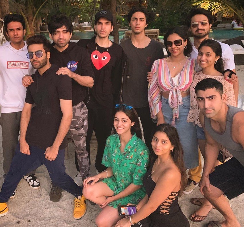 इस फोटो को अनन्या पांडे ने अपने इंस्टाग्राम पर शेयर किया है। फोटो शेयर करते हुए अनन्या ने लिखा- नया साल लेकिन नए दोस्त नहीं..#2020 Family.
